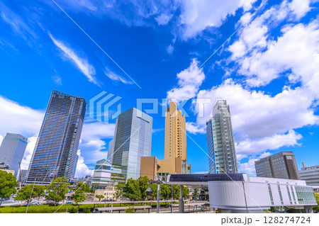 日本の横浜都市景観7月・夏空…桜木町駅前。ヨコハマエアキャビンの桜木町駅やビル群などを望む＝10日 128274724