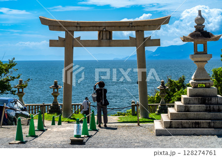 伊和都比売神社 海に向かって建つ鳥居と初秋の瀬戸内海1 兵庫県赤穂市 伊和都比売神社 海に向かって建つ鳥居と初秋の瀬戸内海1 兵庫県赤穂市 128274761