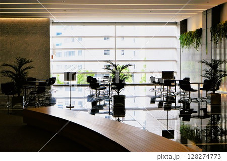 自然光が入ってとても明るい無人のフロア 128274773
