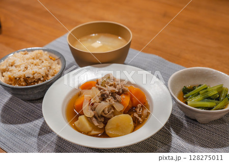 肉じゃがをメインにした和風の夕食 128275011