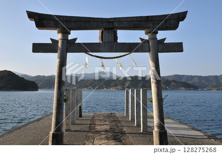 【土佐の宮島】鳴無神社 海に向かう鳥居 高知県須崎市 【土佐の宮島】鳴無神社 海に向かう鳥居 高知県須崎市 128275268