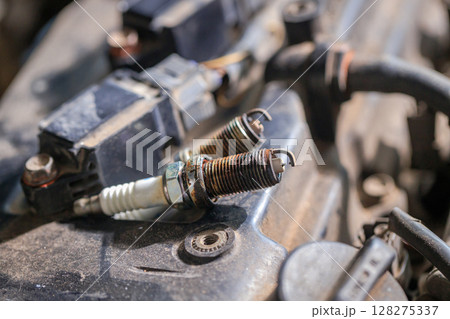Spark plugs for gasoline engines that are old and have expired will cause incomplete combustion in the engine, in soot and dirt. Changing spark plugs can maintain and extend the life of the engine Spark plugs for gasoline engines that are old and have expired will cause incomplete combustion in the engine, in soot and dirt. Changing spark plugs can maintain and extend the life of the engine 128275337