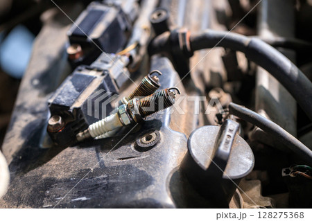 Spark plugs for gasoline engines that are old and have expired will cause incomplete combustion in the engine, in soot and dirt. Changing spark plugs can maintain and extend the life of the engine Spark plugs for gasoline engines that are old and have expired will cause incomplete combustion in the engine, in soot and dirt. Changing spark plugs can maintain and extend the life of the engine 128275368
