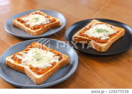 ミートソースとチーズのトースト朝食 128275538