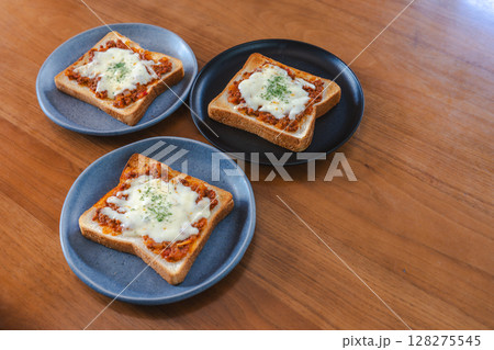 ミートソースとチーズのトースト朝食 ミートソースとチーズのトースト朝食 128275545
