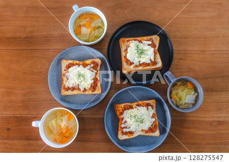 ミートソースとチーズのトースト朝食 128275547