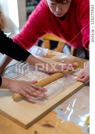 餅つきをする家族 128275682