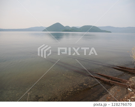 洞爺湖の幻想的な湖底線路 128276070