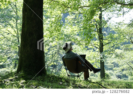 自然の中で仕事をする男性 自然の中で仕事をする男性 128276082