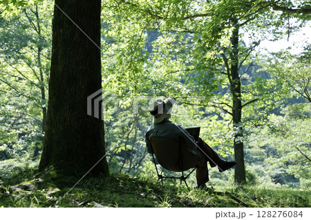 自然の中で仕事をする男性 128276084