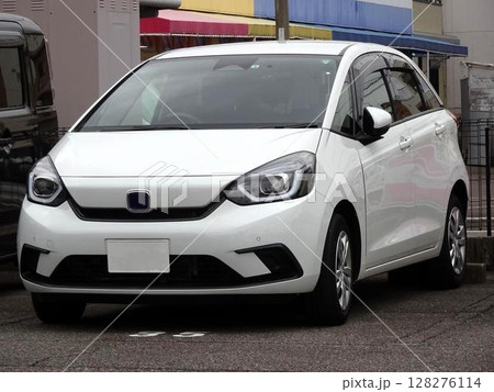 駐車場に並んだ乗用車(ホンダ・フィット 4代目） 128276114