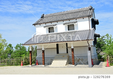 土蔵と瓦屋根 土蔵と瓦屋根 128276169