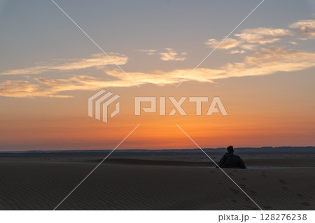 Beautiful sunset over sand dunes in the White Desert in Egypt 128276238