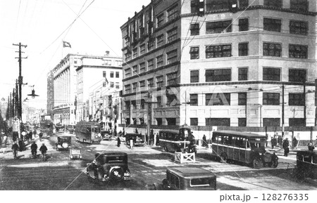 古写真　1931-1933年　東京　銀座通り（中央通り）　銀座四丁目交差点 128276335