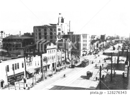 古写真　1931-1933年　東京　虎ノ門から望む西新橋一丁目周辺の外堀通り 128276343