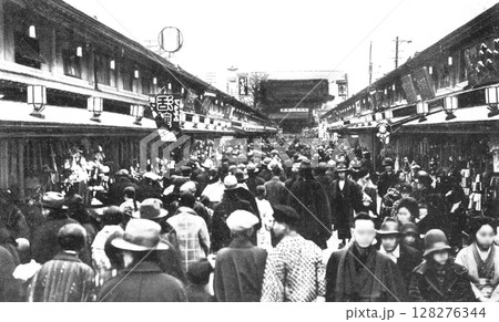 古写真 1931-1933年 東京 浅草の浅草寺仲見世通り商店街 古写真 1931-1933年 東京 浅草の浅草寺仲見世通り商店街 128276344