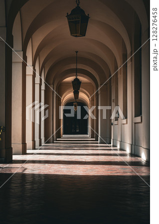アメリカ　ロサンゼルスの市庁舎の廊下 128276458