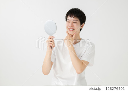 鏡を見て微笑む男性 128276501