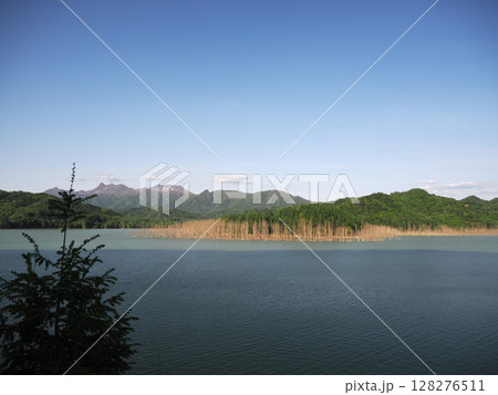 ダム湖のシューパロ湖の風景 ダム湖のシューパロ湖の風景 128276511