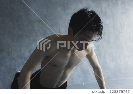 腕立て伏せをする男性 128276747