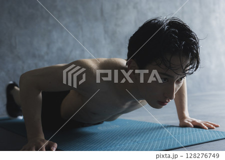腕立て伏せをする男性 腕立て伏せをする男性 128276749
