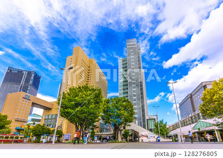日本の横浜都市景観7月・夏空が広がる横浜…桜木町駅やあかいくつ、ビル群などを望む＝10日 128276805
