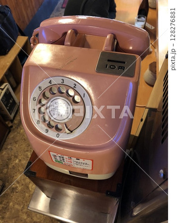 懐かしいピンクの電話 128276881