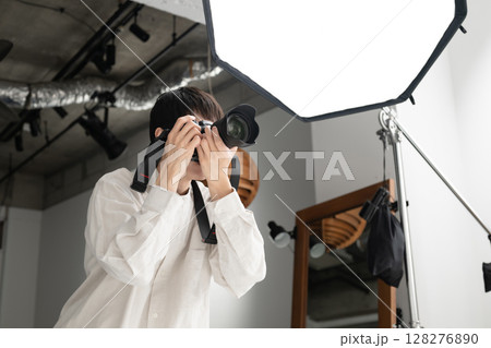スタジオカメラマン 128276890