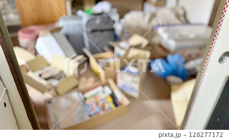 襖の向こうの散らかった部屋ボカシイメージ 128277172