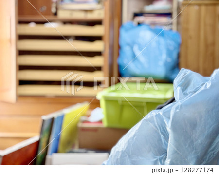 断捨離中の散らかった部屋 128277174