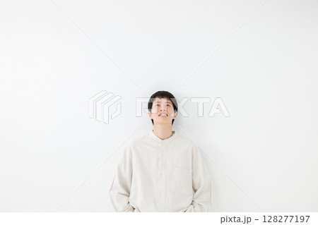 カジュアルスタイルの男性ポートレート カジュアルスタイルの男性ポートレート 128277197