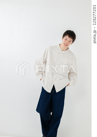 カジュアルスタイルの男性ポートレート 128277201