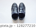 白い紙の上に揃えて置いた、アッパーの部分が破けた合皮のマジックテープ留めスニーカー 白い紙の上に揃えて置いた、アッパーの部分が破けた合皮のマジックテープ留めスニーカー 128277210
