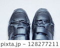 アッパーの部分が破けた合皮のマジックテープ留めスニーカーのクローズアップ アッパーの部分が破けた合皮のマジックテープ留めスニーカーのクローズアップ 128277211