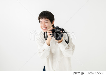 カメラを構える男性 128277272