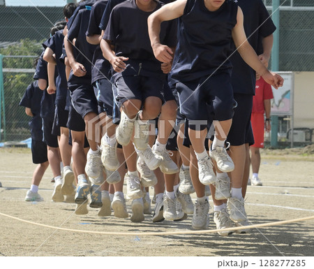 大縄跳びを跳ぶ若い男子たち 128277285