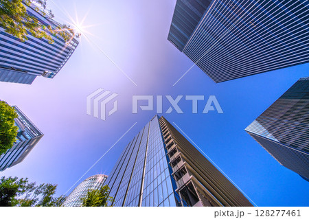 日本の横浜都市景観 新高島駅前の摩天楼などを望む＝7月9日 128277461