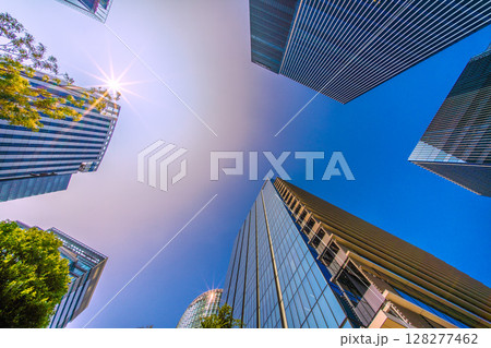 日本の横浜都市景観 新高島駅前の摩天楼などを望む＝7月9日 128277462
