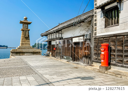 歴史ある常夜燈と赤いポストも美しい鞆の浦 128277615