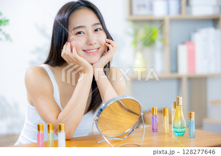 スキンケアをする若い女性 128277646