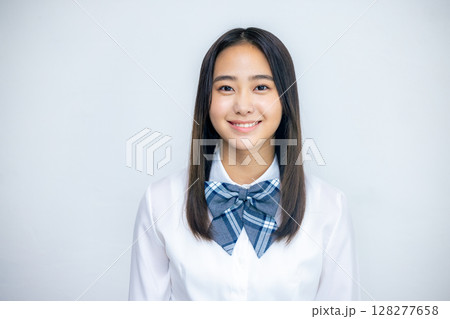 笑顔の女子高校生のポートレートを撮影 128277658