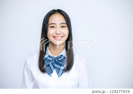 笑顔の女子高校生のポートレートを撮影 128277659