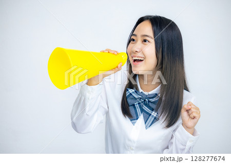 メガホンで応援する女子高生 メガホンで応援する女子高生 128277674