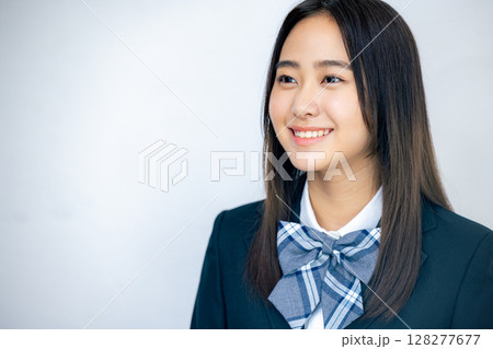 見つめる女子高生 見つめる女子高生 128277677