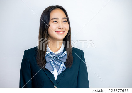見つめる女子高生 128277678