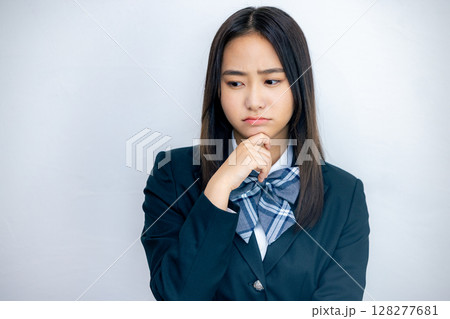 考える女子高生 128277681