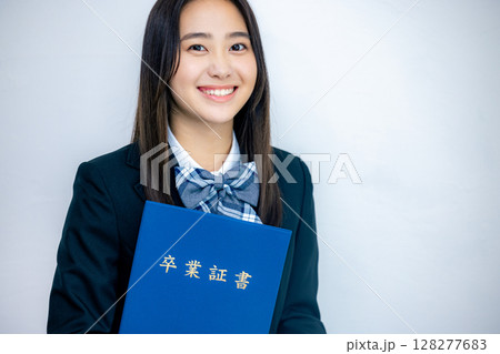 学校の卒業証書を持つ女子高生 学校の卒業証書を持つ女子高生 128277683