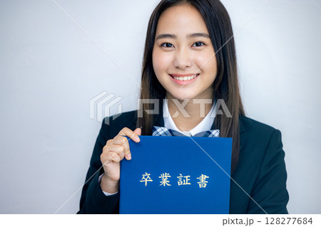学校の卒業証書を持つ女子高生 128277684