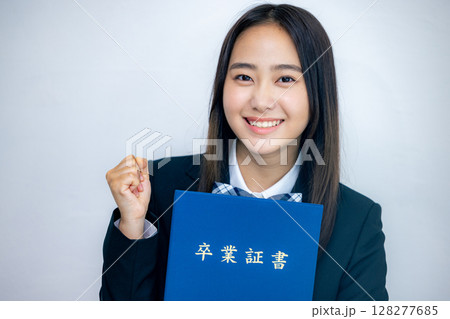 学校の卒業証書を持つ女子高生 128277685