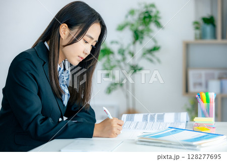 勉強する女子高生 128277695